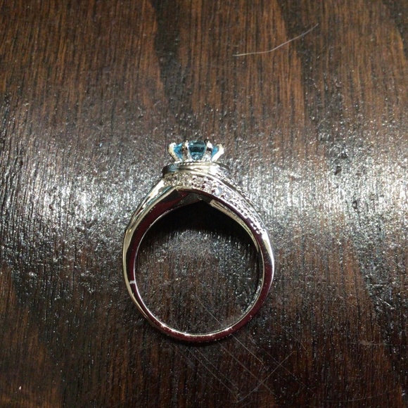 925 sterling silver ring with blue and clear rhinestones. Size 6. - Picture 5 of 7